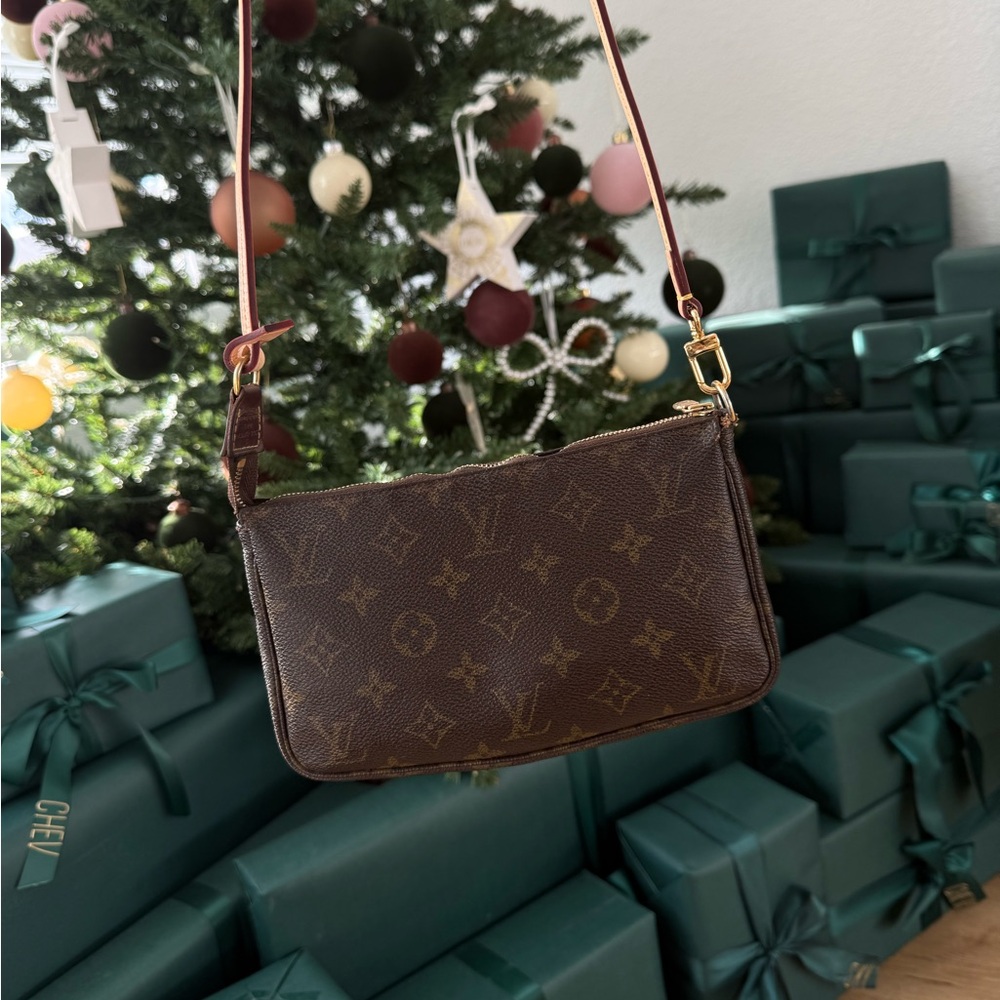 Authentic Louis Vuitton Pochette